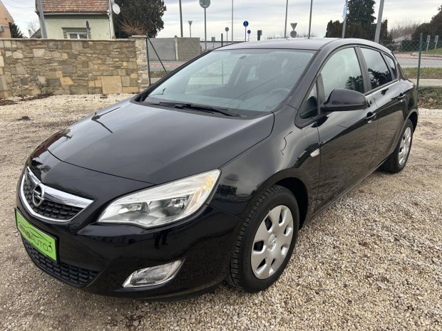 Opel Astra J 1.6 Selection Szervizknyv