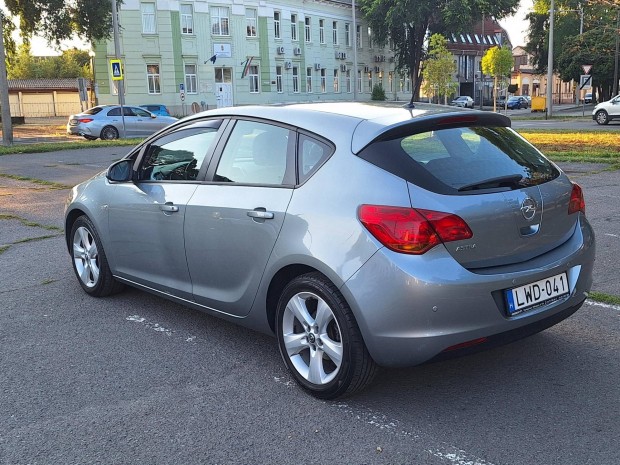 Opel Astra J 1.6 Sport