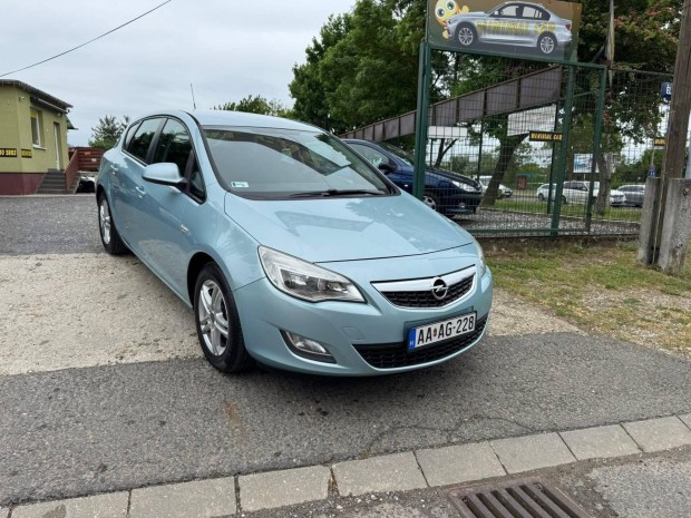 Opel Astra J 1.6 Sport Beépített bicikli tartó!