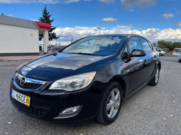 Opel Astra J 1.6 Sport végig vezetett szervízkö...