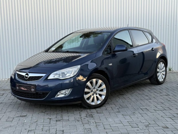 Opel Astra J 1.6 T Cosmo Multimdia.PDC.lsft...