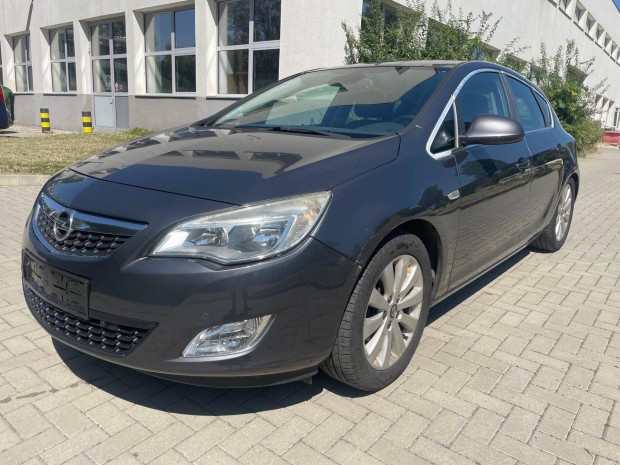Opel Astra J 1.7 CDTI Cosmo Első-hátsó parkrada...
