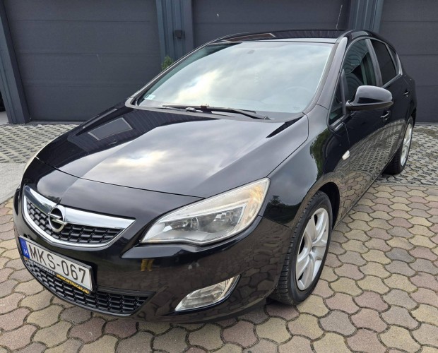 Opel Astra J 1.7 CDTI Cosmo Vezetett Szervizkön...