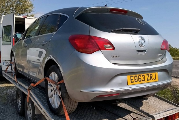 Opel.Astra J Facelift 5 ajts htuljhoz alkatrszek