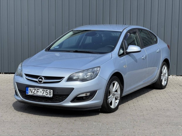 Opel Astra J Sedan 1.4 T Cosmo Magyar - 1. tula...