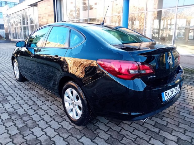 Opel Astra J Sedan 1.4 T Enjoy Sehova tov�bb! 7...