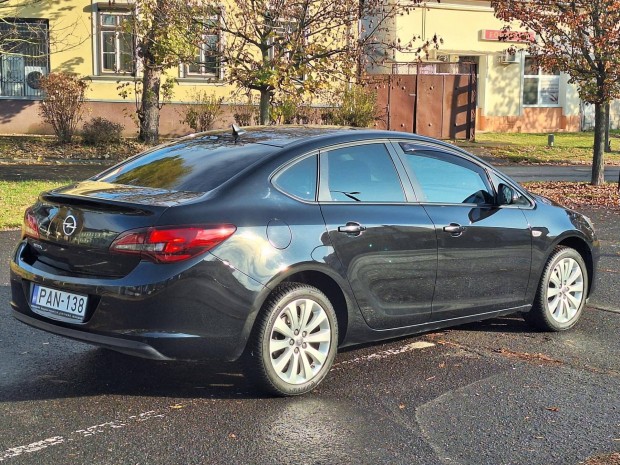 Opel Astra J Sedan 1.6 Enjoy EURO6
