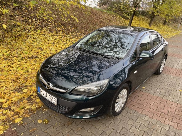 Opel Astra J Sedan 1.6 Enjoy EURO6 szervizelt j...
