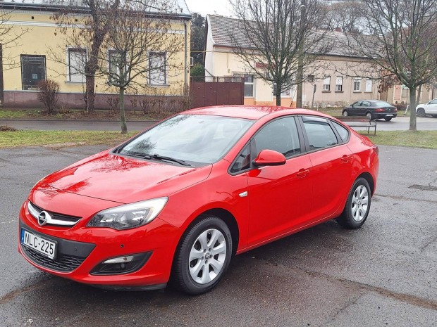 Opel Astra J Sedan 1.6 Enjoy Magyarorsz�gi! Els...