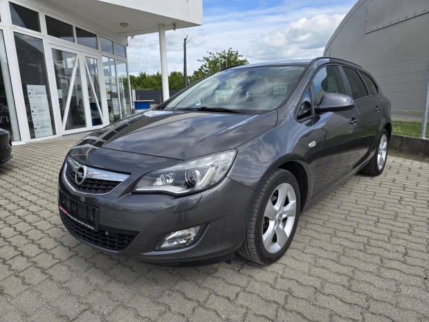 Opel Astra J Sports Tourer 1.4 T Cosmo Xenon.Ül...