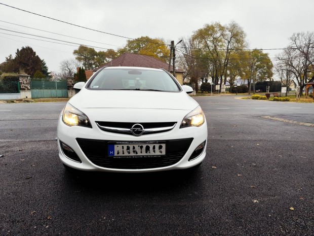 Opel Astra J Sports Tourer Active 1.4 benzines 140LE