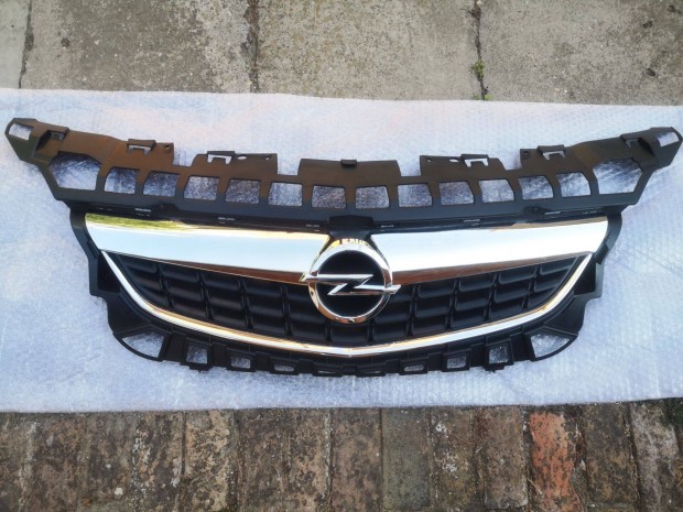 Opel Astra J facelift előtti hűtőrács