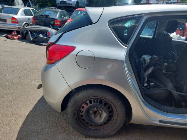 Opel Astra J hátsó negyed