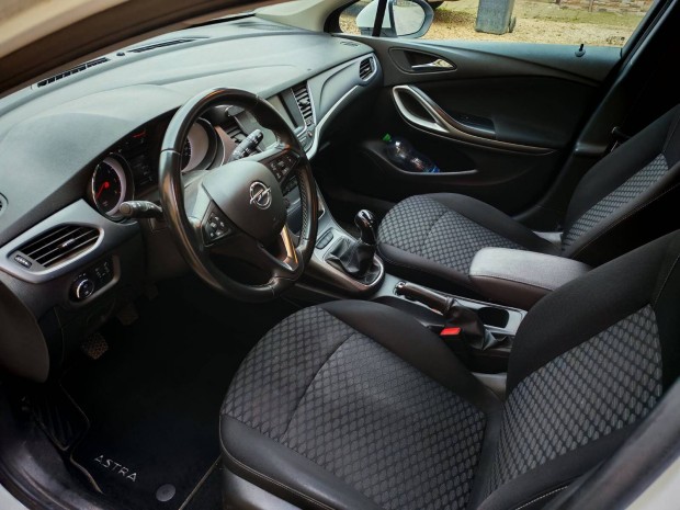 Opel Astra K sorozat� feh�r aut� elad�