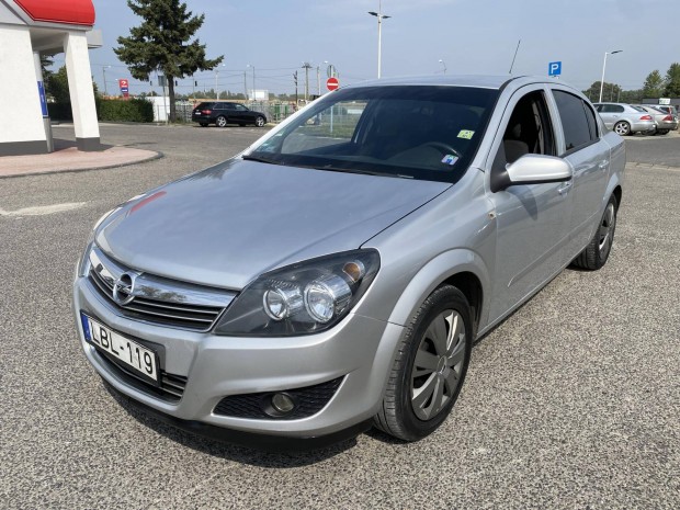 Opel Astra Sedan 1.6 Essentia 2.tulaj.klma.kev...