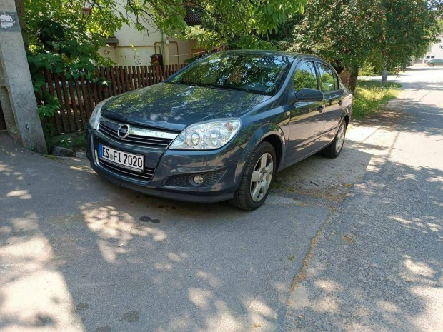 Opel Astra,benzines 1,6 ,nmet papros,honosthat.