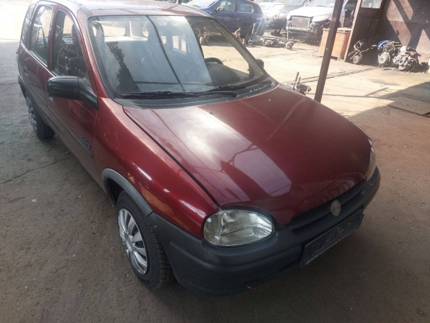 Opel B Corsa karossz�ria elemei