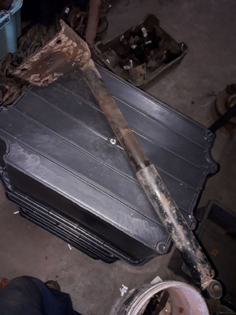 Opel Campo H�ts� Leng�scsillap�t�