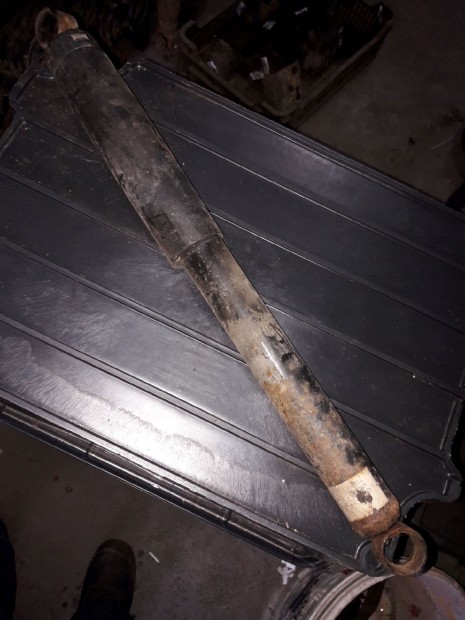 Opel Campo H�ts� Leng�scsillap�t�