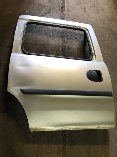 Opel Combo C jobb tol�ajt� ajt� horpadt ez�st 