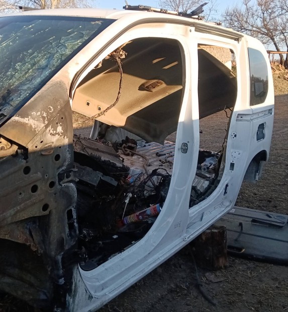 Opel Combo E bal oldala kszbbel, B oszloppal s hts srvdvel