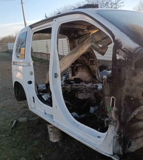 Opel Combo E jobb oldala kszbbel, B oszloppal s hts srvdvel