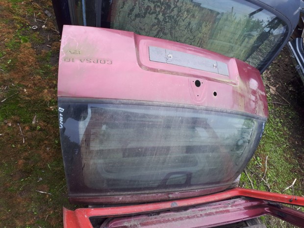 Opel Corsa B  bord  5 ajts csomagtrajt   veggel 