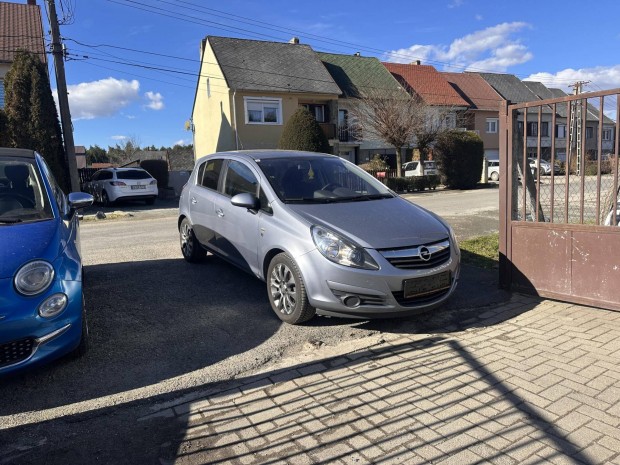 Opel Corsa D 1.2 111 Years Kev�s km