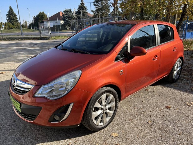 Opel Corsa D 1.4 Cosmo Szervizknyv