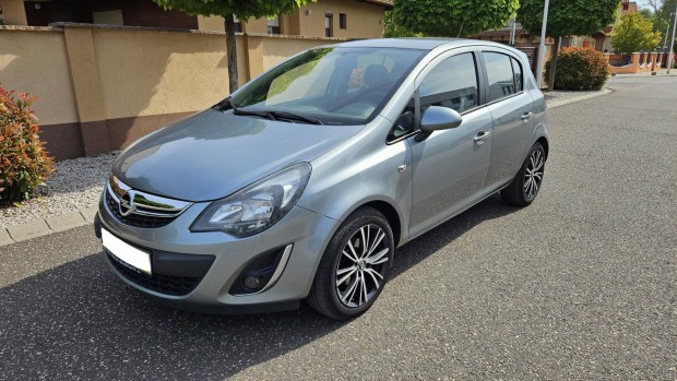 Opel Corsa D 1.4 Selection Végig Vezetett SZERV...