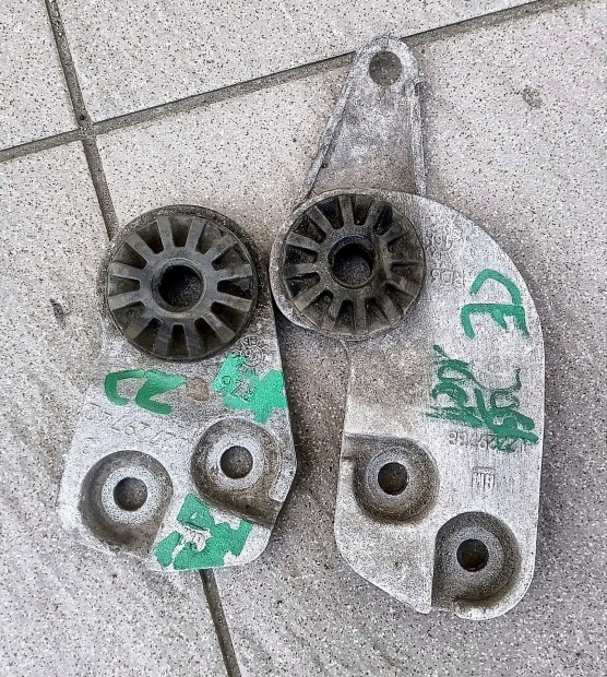 Opel Corsa E hűtőtartó fül