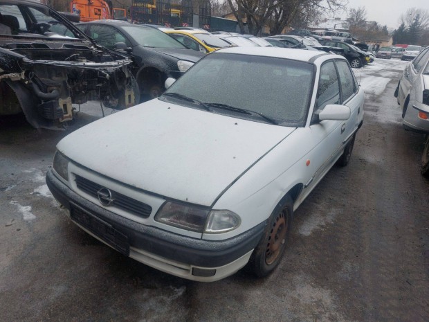 Opel F Astra Sedan karossz�ria elemek feh�r