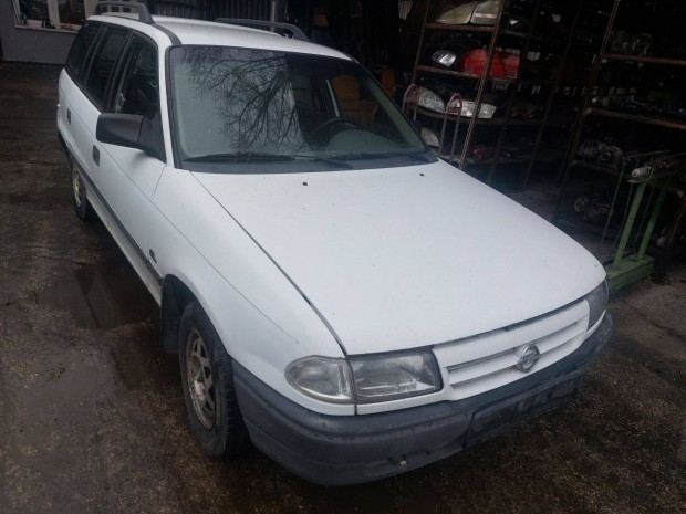 Opel F Astra kombi karossz�ria elemei feh�r
