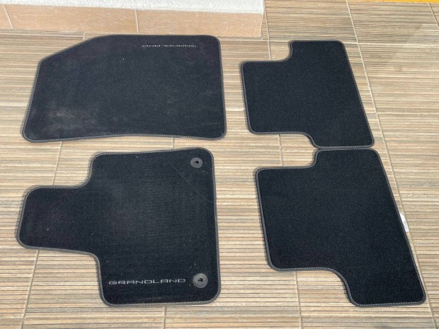 Opel Grandland gyri sznyeggarnitra elad