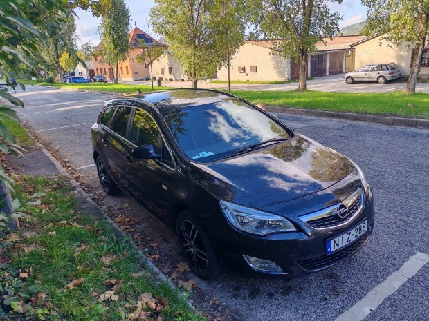 Opel J Astra Elad