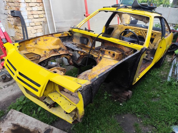 Opel Manta karosszéria elemek