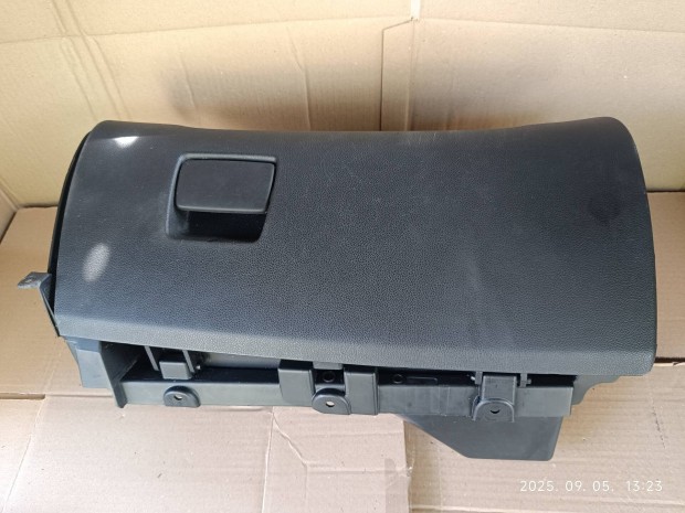 Opel Meriva B kesztyű tartó