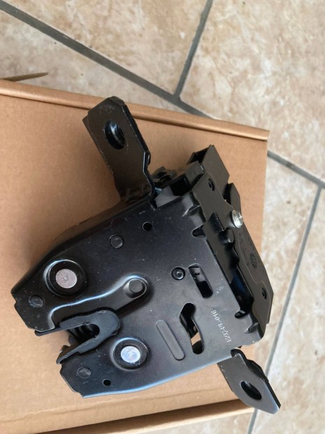 Opel Mokka csomagt�r ajt� z�r