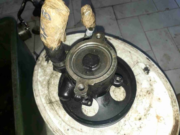 Opel Omega A Korm�nyszerv� Szivatty�