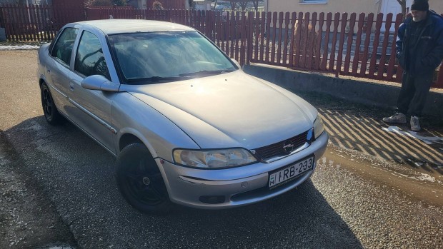 Opel Vecta B Egyben illetve minden alkatrésze eladó