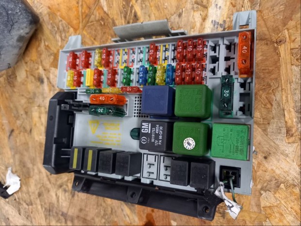 Opel Vectra B (1997-2002) 1.6 16V Benzines Biztos�t�k T�bla