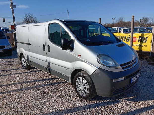 Opel Vivaro 1.9 DI L2H1 Hoszitott. Szervízkönyv...