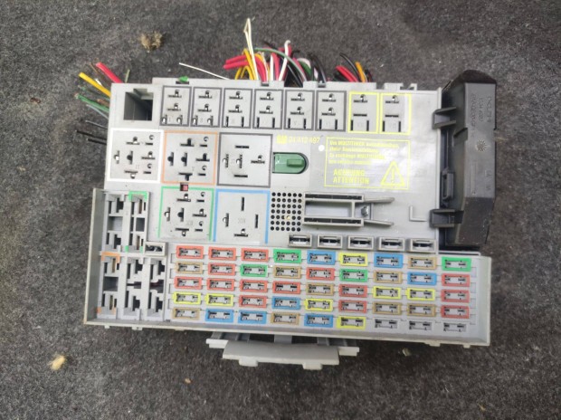 Opel Zafira A biztos�t�kt�bla