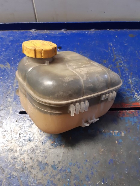 Opel Zafira B Kiegyenl�t� Tart�ly