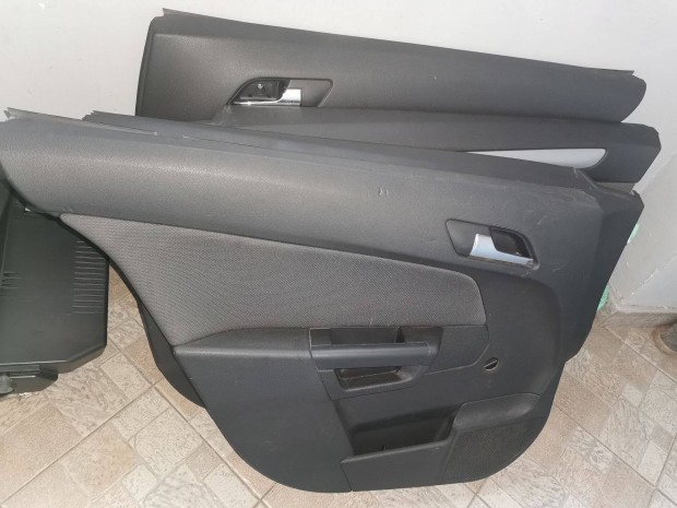 Opel astra h combi ajtókárpit + kesztyűtartó