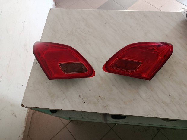 Opel astra j 5 ajtós hátsó belső lámpák