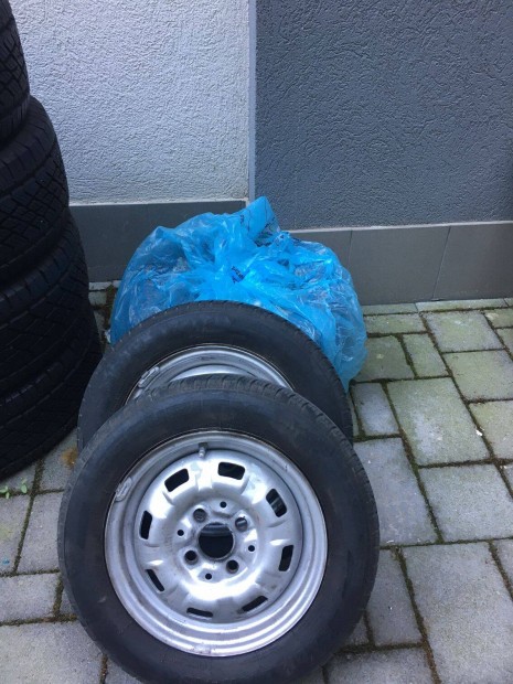 Opel corsa B 155/70/13 2db gumi 4db felnivel eladó!