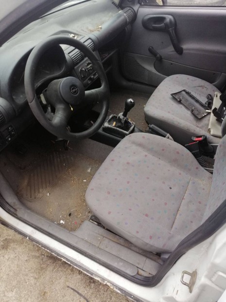 Opel corsa b 1.4  bontott alkatrszei 