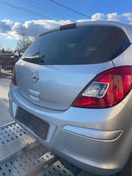Opel corsa d 5 ajt�s z157 csomagt�rajt� elad�