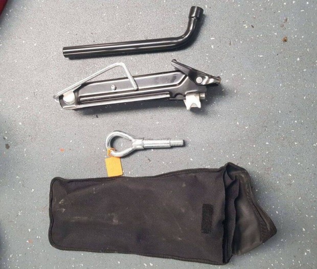 Opel gyári kerékkulcs, vonószem, emelő szett eladó